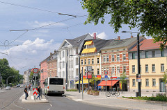 Wohnhäuser - Geschäftshäuser in Brandenburg an der Havel - Bushaltestelle.