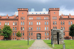 Fachhochschule Brandenburg - Wirtschaftswissenschaftliches Zentrum (WWZ) - ehem. Kürassierkaserne.