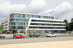 Modernes Geschäftsgebäude, Bürogebäude an der Strassenbahnhaltestelle Hauptbahnhof Brandenburg an der Havel.