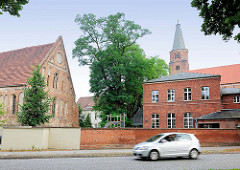 Petrikapelle / Kapelle St. Petrie auf der Dominsel zu Brandenburg an der Havel - im Hintergrund der  Kirchturm vom Brandenburger Dom.