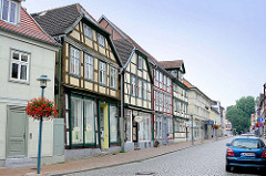 Strassenansicht mit Fachwerkhäuser - Wohnhäuser mit Laden im Erdgeschoss, Bilder aus der FAchwerkstadt Grabow.