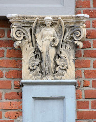 Bauschmuck - Stuckdekor an der Fassade eines Gründerzeitgebäudes in Grabow - Engelfigur.
