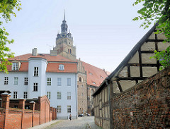 Kirchturm der St. Katharinenkirche von Brandenburg an der Havel - spätgotische Hallenkirche. Alte Ziegelmauer, Fachwerkgebäude.