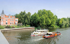 Fahrgastschiff / Sportboot auf der Brandenburger Niederhavel in der Stadt Brandenburg.