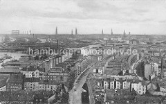 Historische Luftaufnahme / Luftbild von Hamburg Rothenburgsort; lks. ein Ausschnitt vom Haken + die Einfahrt zum Billehafen - dicht stehende Wohnblocks, Wohnbebauung - im Hintergrund die Kirchtürme und das Gaswerk  von Hamburg.