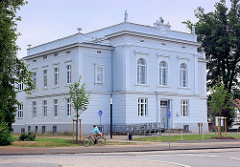 Baustil Neo-Klassizismus; zweigeschossiger Putzbau von 1860 - ehem. Schule in Grabow.