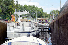 Sportboote, Motorboote in der Schleuse Findenwirunshier bei Neu Kaliß am Elde Müritz Wasserweg.