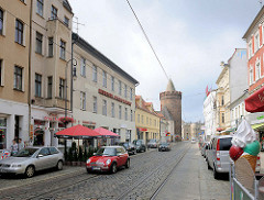 Geschäfte und Wohnhäuser in der Steinstrasse von Brandenburg a. d. Havel; im Hintergrund der historische Steinturm.