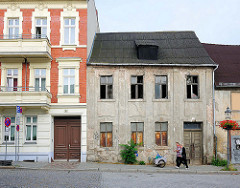 Restauriertes Gründerzeitgebäude; verfallenes, leerstehendes Wohnhaus - alt + neu / Brandenburg an der Havel.