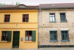 Wohnhäuser in Brandenburg an der Havel - restauriert, farbige Fassade / unrestauriert sichtbare Mauersteine; alt + neu.