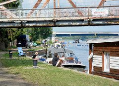 Schiffsliegeplätze, Gastlieger unter der Alte Havelbrücke in Plaue / Brandenburg an der Havel - Stahlfachwerkbrücke, erbaut 1904.