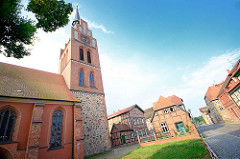 Kirche St. Georg in Grabow - Fachwerkhäuser.