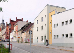 Alte Wohnhäuser - moderner Neubau; Kirchturm der St. Katharinenkirche in Brandenburg an der Havel.