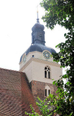 St. Gottardtkirche in Brandenburg an der Havel - spätgotische dreischiffige Hallenkirche - Kirchturm 1767 mit barocker Haube.