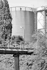 Tanklager am Moorfleeter Kanal in Hamburg Billbrook; Ladebrücke mit Lampe - Schwarz Weiss.