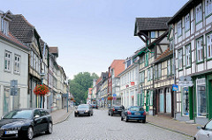 Strasse mit historischen Fachwerkhäusern, Ladengeschäfte in Grabow, Mecklenburg Vorpommern.