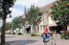 Geschäftsstrasse / Fussgängerzone in Pritzwalk - Marktstrasse; Einzelhandel / Geschäfte.