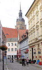 Wohnhäuser - Geschäftshäuser; Kirchturm der St. Katharinenkirche in Brandenburg an der Havel.