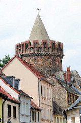Hausdächer und Spitze des Plauer Torturms in Brandenburg an der Havel, erbaut im 15. Jahrhundert.