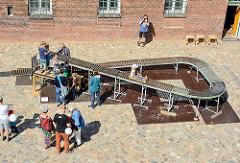 Familienfest beim Museum der Arbeit in Hamburg Barmbek Nord - Kinderrutsche auf Rollen.