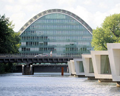 Bürogebäude Berliner Bogen am Hochwasserbassin in Hamburg Hammerbrook - Wohnschiffe, Hausboote; wohnen auf dem Wasser in Hamburg.