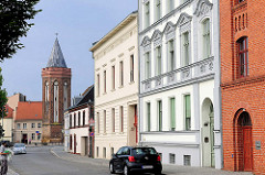 Wohnhäuser am Mühlendamm von Brandenburg a. d. Havel. Im Hintergrund der 1411 errichtete Mühlenturm.