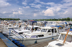Marina an der Havel in Plaue / Brandenburg a. d. H.; Motorboote am Steg - blauer Himmel, weisse Wolken.