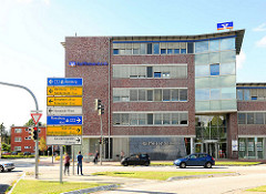 Neubau, Verwaltungsgebäude der Raiffeisenbank an der Hamburger Strasse; Verkehrsschilder.