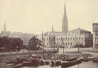 Kleine Alster - Ewer und Lastschiffe; historische Aufnahme ca. 1880 - Blick auf die Börse und die Nikolaikirche - das Rathaus ist noch nicht gebaut.