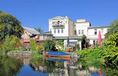 Wohnen am Wasser - Wohnhaus an der Alten Elde in Pachim; Gartengrundstück mit Bootsanleger - Holzkanu.