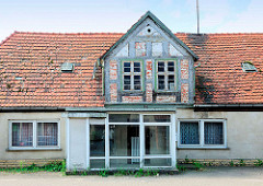 Leerstehendes Wohnhaus mit Fachwerkgiebel und renoviertem Eingang in Neustadt Glewe.