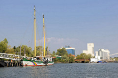 Das Greenpeaceschiff BELUGA 2 am Anleger im Reiherstieg in Hamburg Wilhelmsburg.