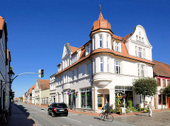 Gründerzeitvilla mit Erkerturm, Wohn- und Geschäftshaus in der Breitscheidstrasse / Marktstrasse von Neustadt-Glewe.