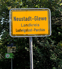 Ortsschild Neustadt-Glewe, Landkreis Ludwigslust-Parchim.