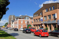 Strassenverkehr in der Hamburger Strasse, Henstedt-Ulzburg; Geschäftshäuser / Läden.