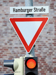 Strassenschild Hamburger Strasse in Henstedt-Ulzburg, Vorfahrtsschild mit roter Ampel.