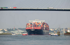 Der Containerfrachter APL MERLION auf der Süderelbe in Fahrt zum Hamburger Container Terminal Altenwerder - der 368m lange Megaboxer kann 14 000 TEU Container an Bord nehmen. LKW mit Containern fahren auf der Köhlbrandbrücke.
