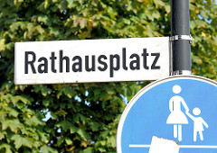 Schild Rathausplatz, Henstedt Ulzburg; Verkehrschild / Vorschriftszeichen Mutter mit Kind = Gehweg.