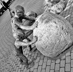 Kunst im Öffentlichen Raum; Marktplatz Henstedt-Rhen - "Anschieben", Grossplastik  2006; Bildhauer Thoma Behrend.