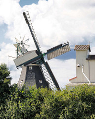 Historische Holländer-Windmühle in Götzberg / Henstedt-Ulzburg; die Götzberger Windmühle steht unter Denkmalschutz.