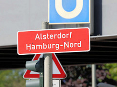 Stadtteilschild rot mit weisser Schrift - Alsterdorf, Hamburg Nord.