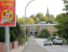 Blick vom Schäferberg in Henstedt-Ulzburg; Ankündigungschild für einen Zirkus - im Hintergrund Neubauten gelber Klinker und der Kirchturm der Henstedter Erlöserkirche.