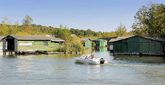 Bootshäuser aus Holz in Plau am See - Motorboot.