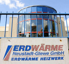 Schild Erdwärme Neustadt Glewe GmbH - Erdwärme Heizkraftwerk; Geothermiekraftwerkt, das erste Kraftwerk dieser Art in Deutschland. Leistung 230kW - Förderung von Thermalwasser aus 2455 m Tiefe.