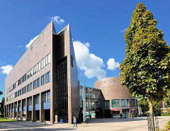 Rathaus von Henstedt Ulzburg, Rathausplatz; Architektur der 1970er Jahre..
