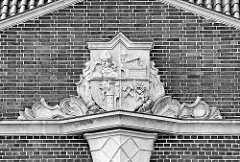 Wappen an der Fassade vom Landratsamt in Hagenow.