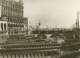 Historische Aufnahme ca. 1917 - Kleine Alster; Hamburger Innenstadt / Rathausmarkt - Kohlenschuten / Ewerführer stakt mit Bootshaken / Peekhaken sein Boot an seinen Liegeplatz..