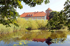 Alte Burg von Neustadt Glewe - älsteste Wehrburg Mecklenburgs, Wahrzeichen der Stadt; Ursprungsbau aus dem 13. Jahrhundert.