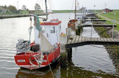 Krabbenkutter am Steg im Hafen von Friedrichskoog.