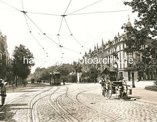 Historische Ansicht der Eppendorfer Landstrasse in Hamburg Eppendorf - Blick vom Eppendorfer Marktplatz - Strassenbahn; Milchhändler, Milchkarren mit Milchkannen vom Hund gezogen; Arbeitshund in Hamburg.